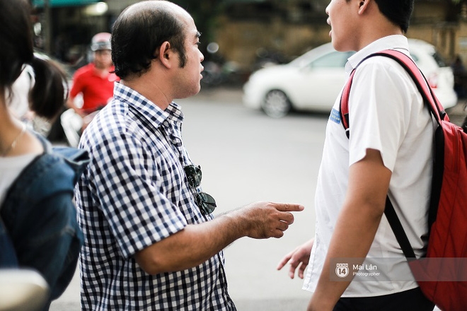 Nếu ai muốn hiểu lòng cha mẹ, hãy cứ đến cổng trường những ngày thi - Ảnh 2.
