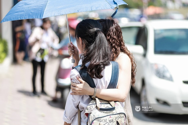 Nếu ai muốn hiểu lòng cha mẹ, hãy cứ đến cổng trường những ngày thi - Ảnh 3.