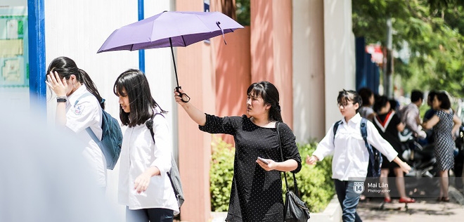 Nếu ai muốn hiểu lòng cha mẹ, hãy cứ đến cổng trường những ngày thi - Ảnh 16.