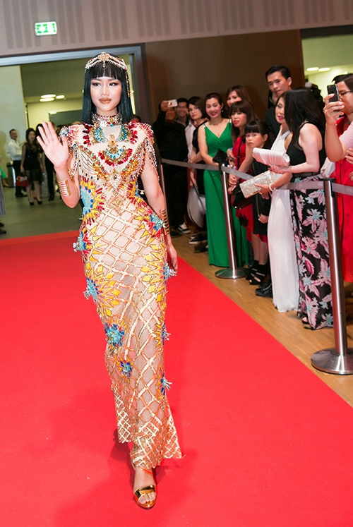 Người đẹp khoe dáng trên thảm đỏ 'Đêm hội chân dài' ở Đức