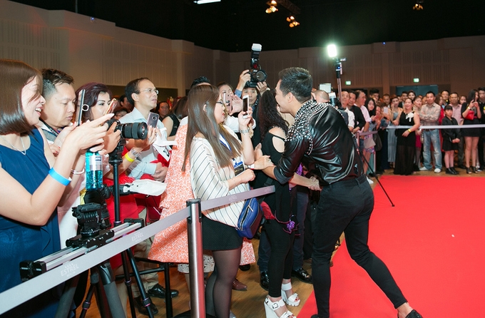 Người đẹp khoe dáng trên thảm đỏ 'Đêm hội chân dài' ở Đức