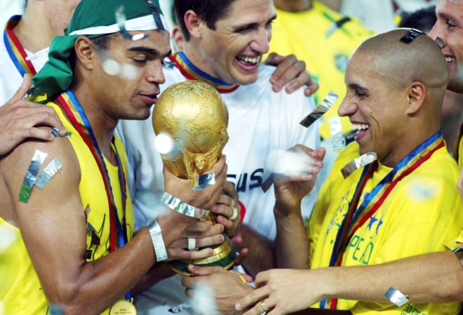 Roberto Carlos bi cao buoc dung doping o World Cup 2002 hinh anh 1