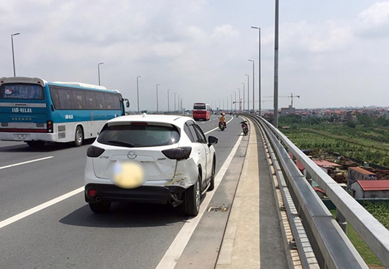 xe phan khoi lon huc duoi oto, thanh nien bat tinh tren cau nhat tan hinh anh 1