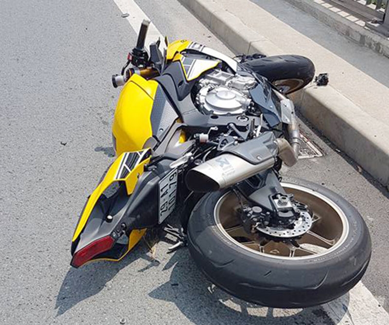 xe phan khoi lon huc duoi oto, thanh nien bat tinh tren cau nhat tan hinh anh 2