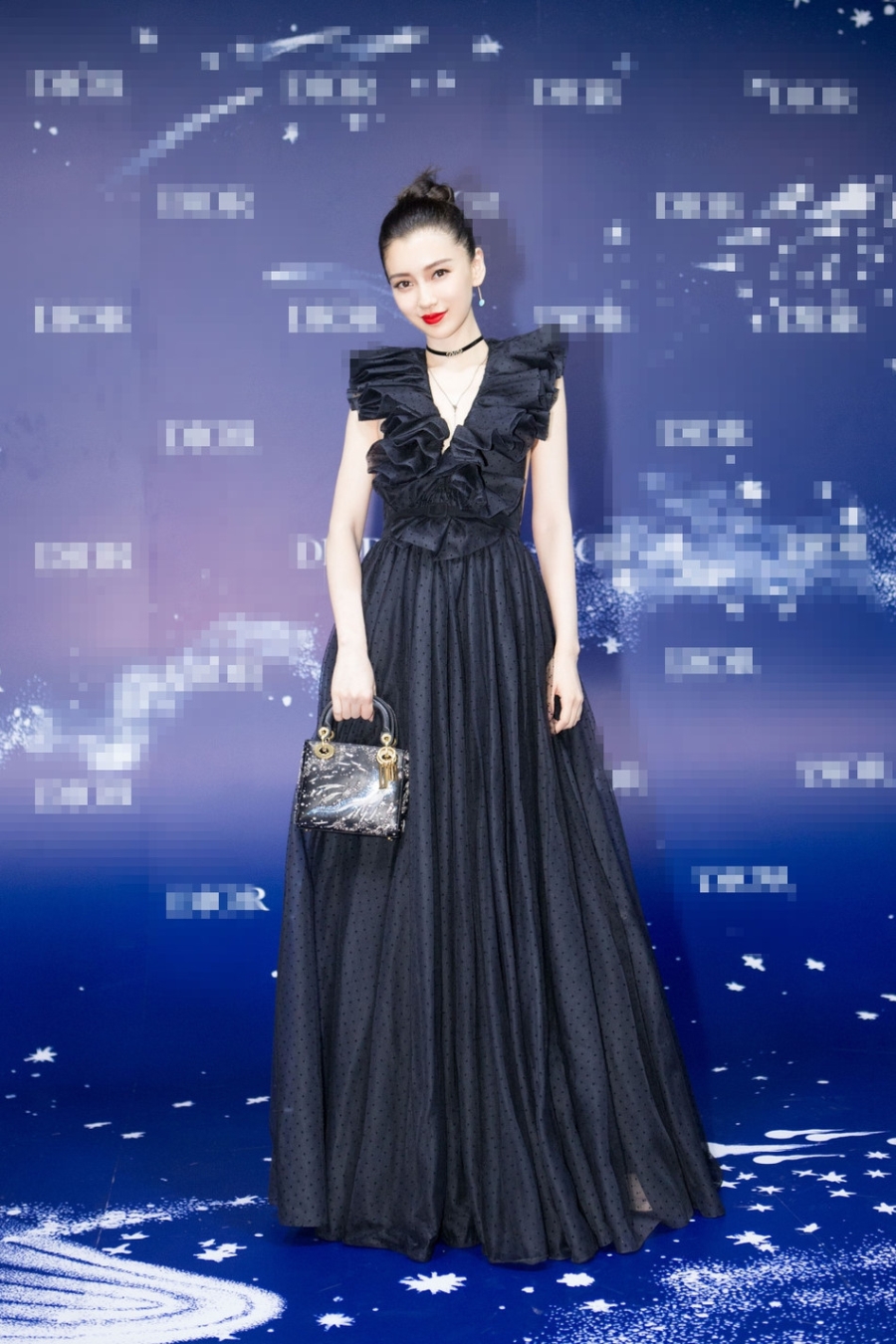 Angelababy xinh dep voi vay den ho lung hinh anh 2