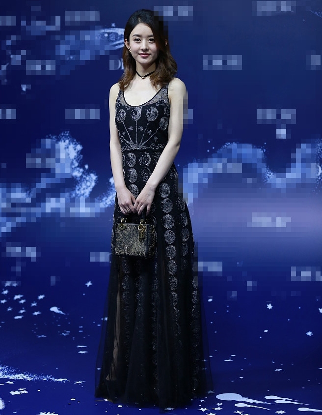Angelababy xinh dep voi vay den ho lung hinh anh 5