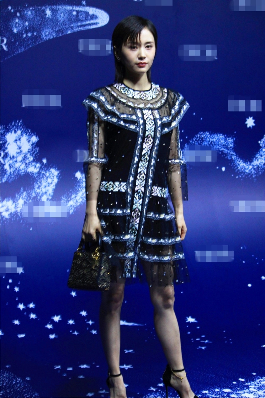 Angelababy xinh dep voi vay den ho lung hinh anh 6