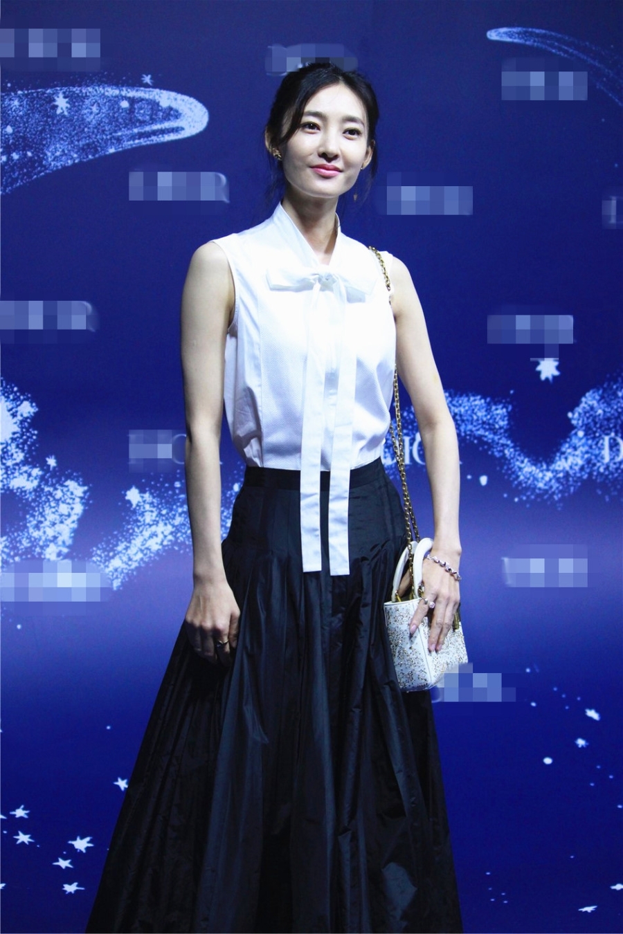 Angelababy xinh dep voi vay den ho lung hinh anh 7
