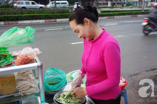 Chị bán bánh ướt lề đường dễ thương nhất Sài Gòn: Buồn hay vui cũng hết một ngày, thôi chọn vui cho sướng - Ảnh 4.