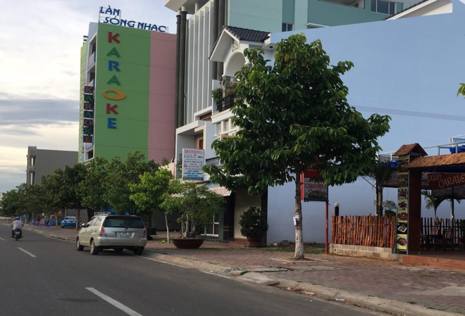 Nam thanh nien bi dam tu vong vi treu 2 co gai truoc quan bar hinh anh 1
