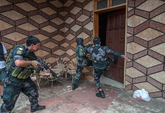 Lực lượng chính phủ Philippines tiếp tục tiến công truy quét nhóm nổi dậy ở Marawi /// Reuters