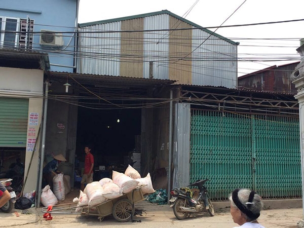 vu be 35 ngay tuoi tu vong trong chau nuoc o ha noi: 