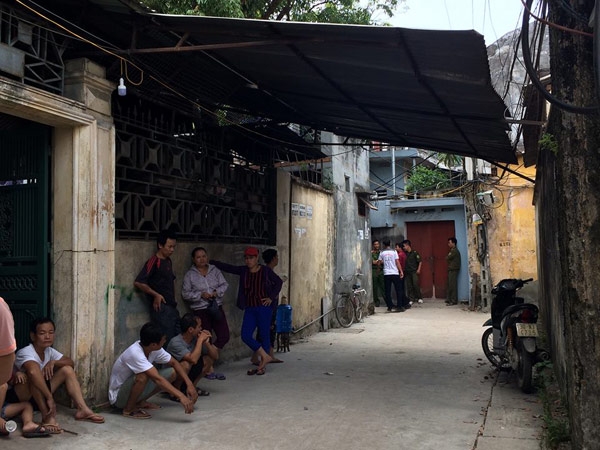 vu be 35 ngay tuoi tu vong trong chau nuoc o ha noi: 