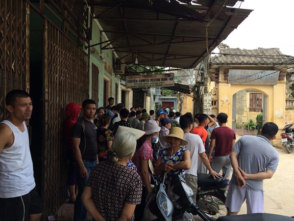 vu be 35 ngay tuoi tu vong trong chau nuoc o ha noi: 