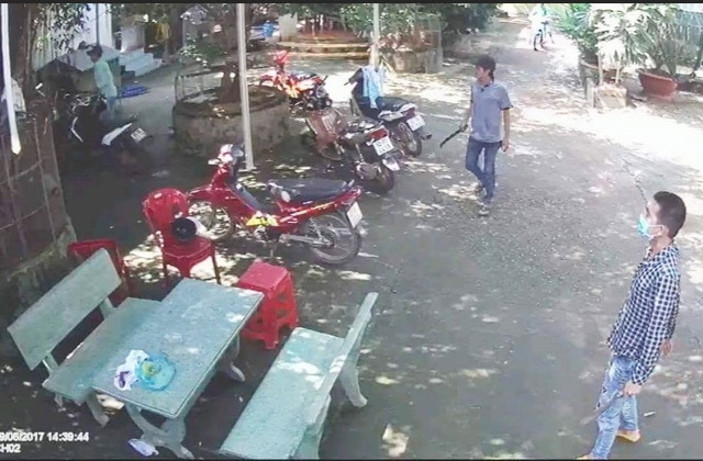 Các đối tượng cầm hung khí chém chủ quán karaoke (hình trích xuất từ camera).