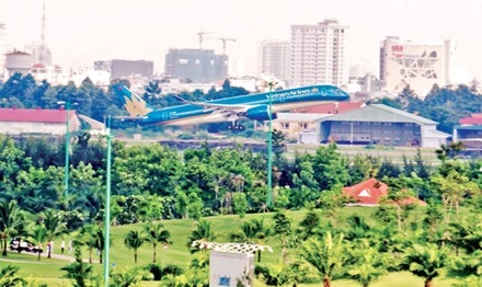 Vừa chơi golf vừa ngắm máy bay cất cánh? Ảnh: Ngô Bình - Văn Minh.
