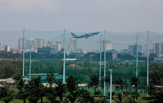 Theo ông, hàng rào sân golf nằm sát đường cánh hạ cánh gây uy hiếp an toàn bay. (Ảnh: Phạm Nguyễn)