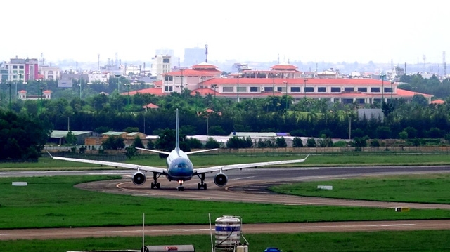 Ngoài ra, khu vực nhà hàng trong sân golf nằm trong phạm vi vòng lượn của máy bay khi cất hạ cánh cũng tiềm ẩn sự rủi ro cao khi có sự cố hàng không. “Đây là vấn đề cực kỳ nguy hiểm với ngành hàng không”, ông Sành nói.(Ảnh: Phạm Nguyễn)