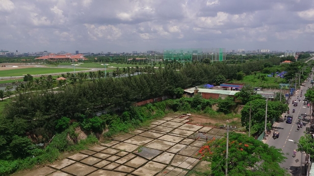 Cửa chính sân golf nằm trên đường Tân Sơn. Hai đầu con dường này là đường Trường Chinh và Quang Trung.