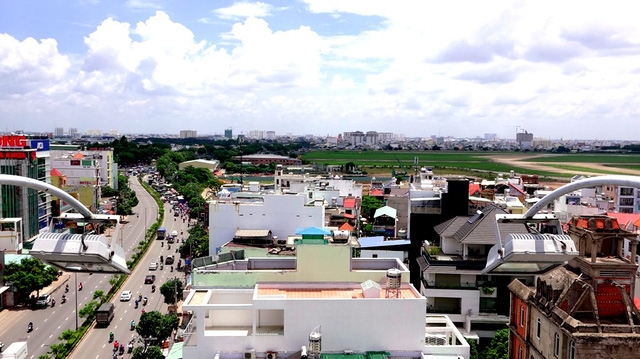  Đường Cộng Hòa nối ra Trường Chinh, nếu đi thẳng là ra quốc lộ 1A. Ông Sành lưu ý, nếu mở rộng sân bay về phía Bắc (phía sân golf) là có thể mở thêm đường vào sân bay từ hướng đường Quang Trung, Trường Chinh. Từ đó sẽ phá vỡ thế độc đạo vào sân bay từ hướng đường Trường Sơn hiện nay. 