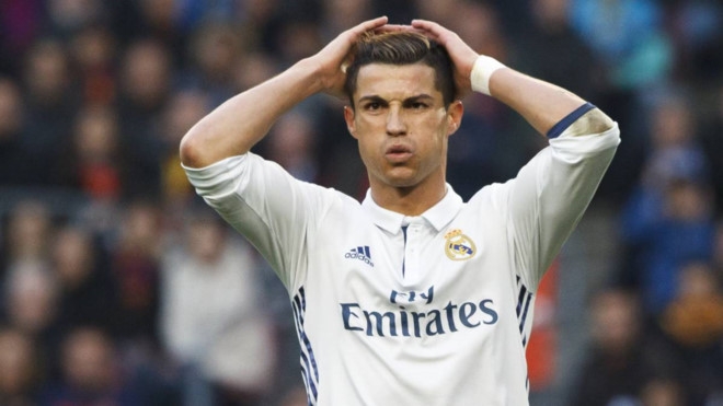 Cristiano Ronaldo bi khoi kien voi cao buoc tron thue hinh anh 1