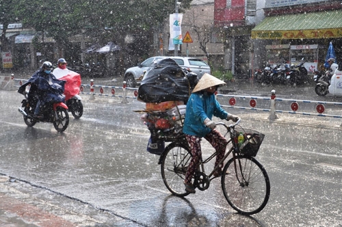 du bao thoi tiet hom nay (13.6): mua giong lon tren dien rong bao phu toan mien bac hinh anh 1