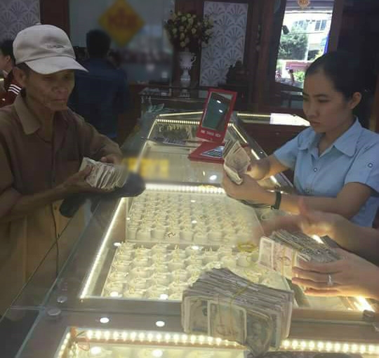 Khoanh khac dep cua nguoi cha lai xe om giua ngay he hinh anh 2