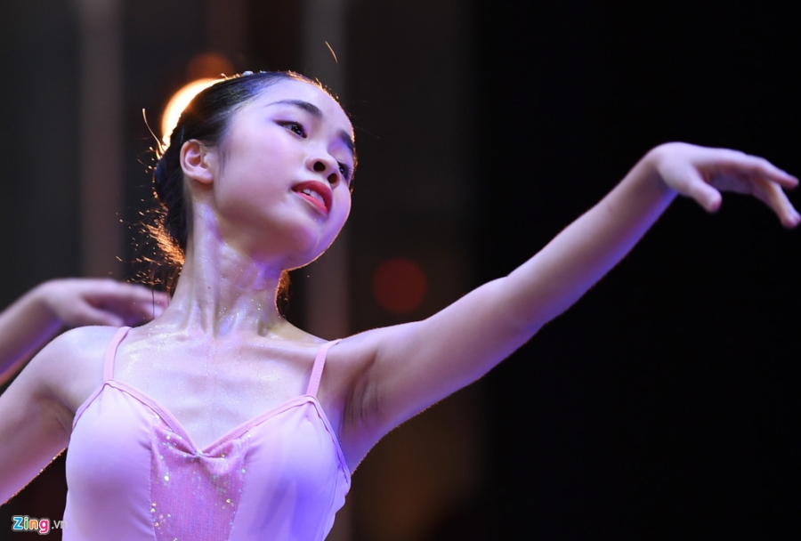 Nu sinh truong mua bat khoc sau man trinh dien tot nghiep hinh anh 6