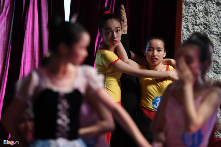 Nu sinh truong mua bat khoc sau man trinh dien tot nghiep hinh anh 10