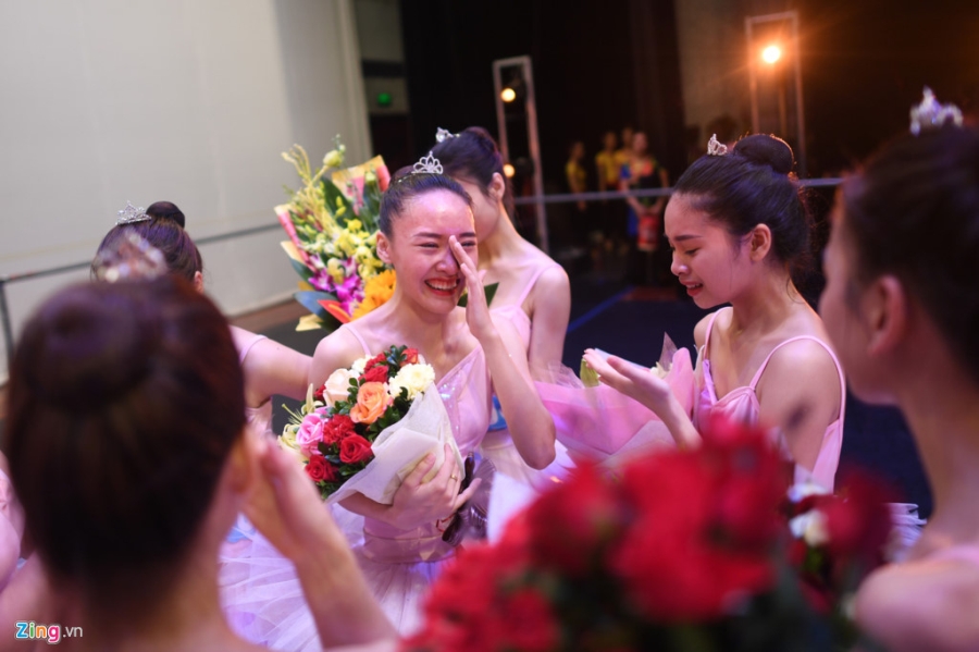 Nu sinh truong mua bat khoc sau man trinh dien tot nghiep hinh anh 12