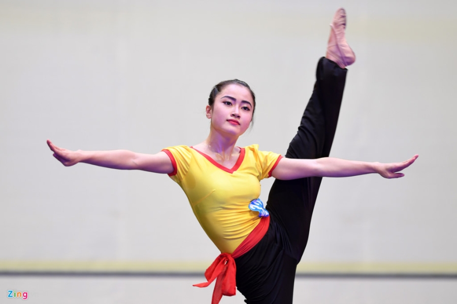 Nu sinh truong mua bat khoc sau man trinh dien tot nghiep hinh anh 14