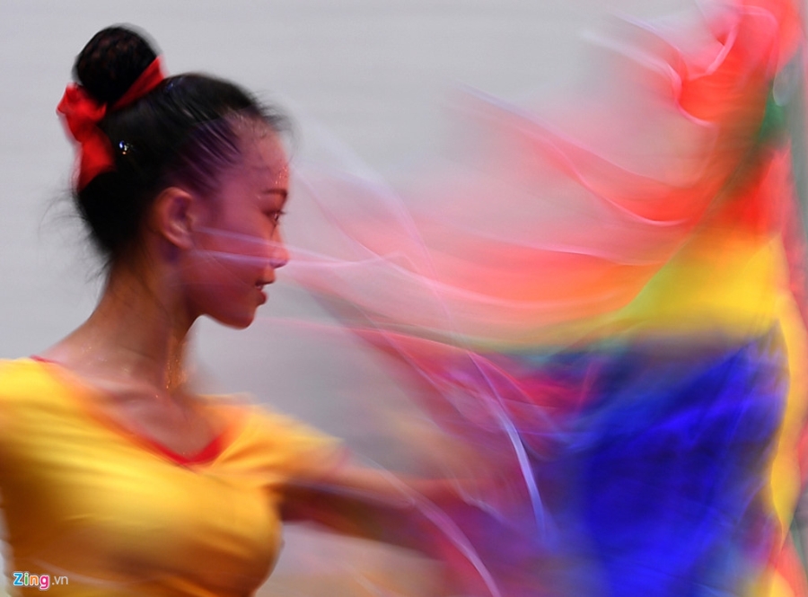 Nu sinh truong mua bat khoc sau man trinh dien tot nghiep hinh anh 15