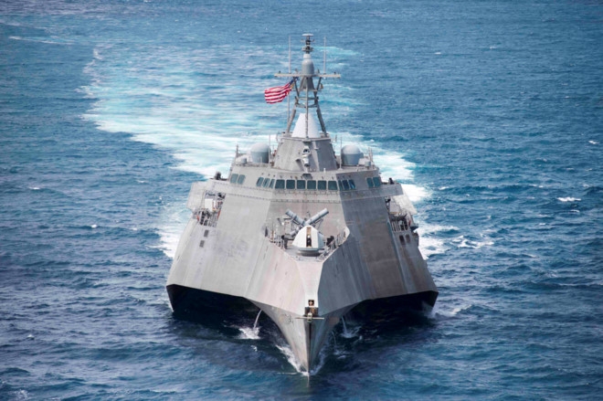 Tau tac chien USS Coronado cua My den cang Cam Ranh hinh anh 1