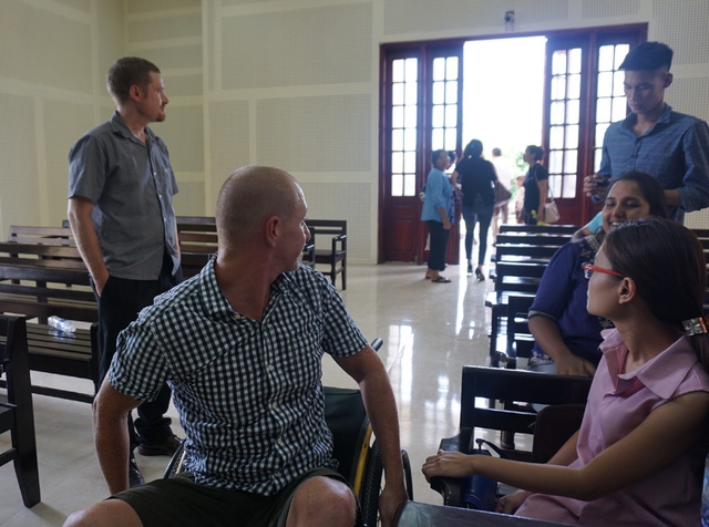  Ông B. Ryan C. buồn bã ngoái nhìn con gái khi cháu bé được bên ngoại dẫn về 