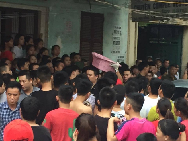Công an dựng lại hiện trường vụ người mẹ nghi sát hại con đẻ 33 ngày tuổi ở Thạch Thất - Ảnh 2.