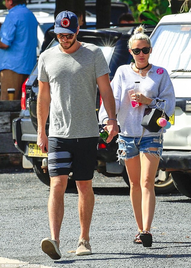 Miley Cyrus và Liam Hemsworth sẽ kết hôn vào tháng tới? - Ảnh 2.