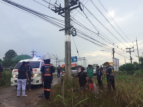 Tuong gap may, chang trai chet tham khi lay goi tien tren cot dien hinh anh 3