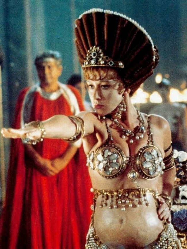 Helen Mirren và Malcolm McDowell có không ít cảnh táo bạo trong phim.