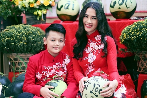 Anh Thư bên con trai