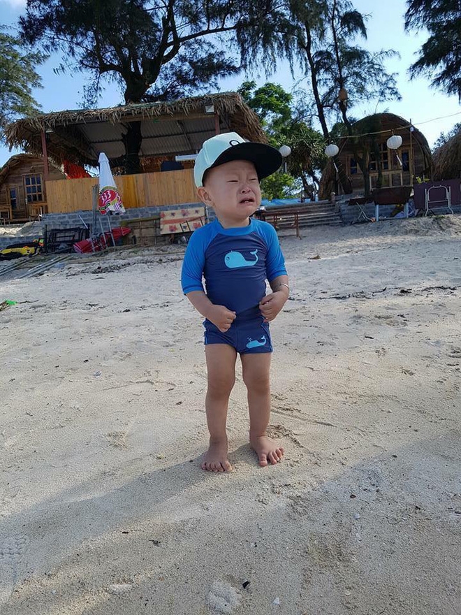 Bé gái siêu đáng yêu khóc tu tu trong lần đầu đi biển vì bẩn hết chân con khiến các mẹ không thể nhịn cười - Ảnh 5.