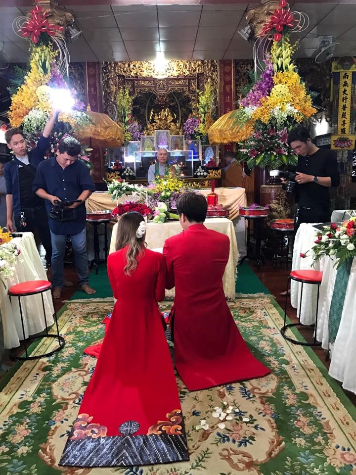Ca si Huy Nam nhom La Thang bat ngo cuoi vo hinh anh 4