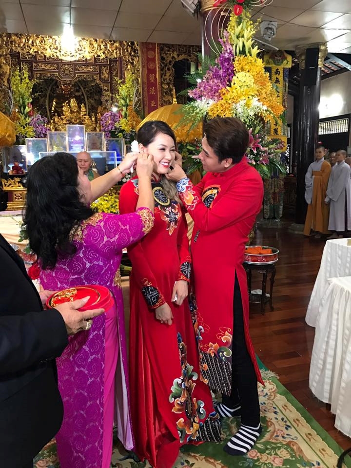 Ca si Huy Nam nhom La Thang bat ngo cuoi vo hinh anh 6