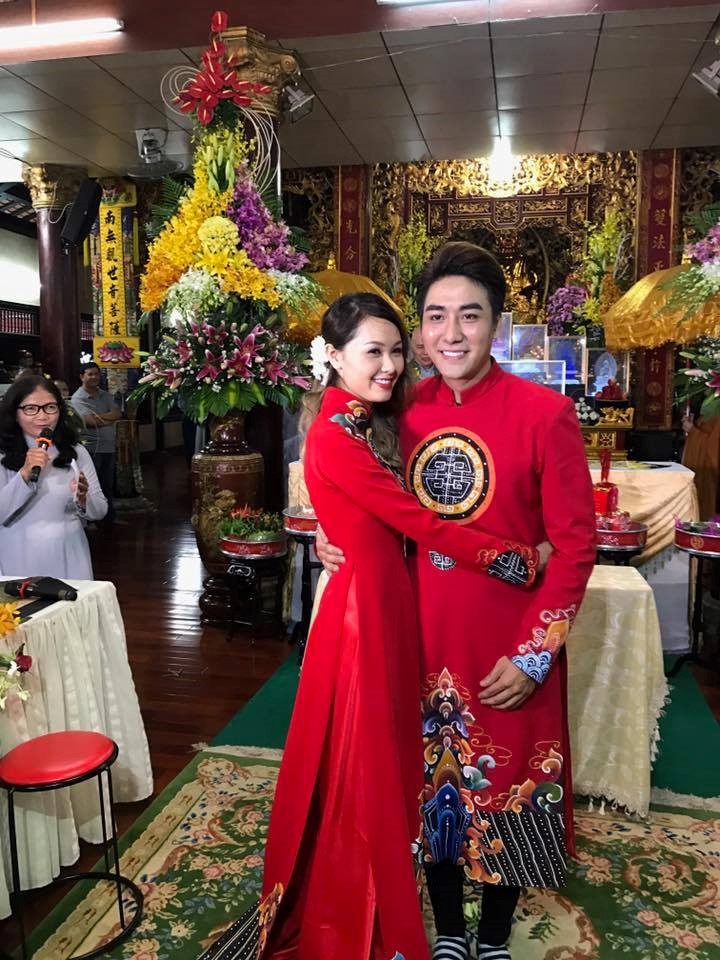 Ca si Huy Nam nhom La Thang bat ngo cuoi vo hinh anh 7