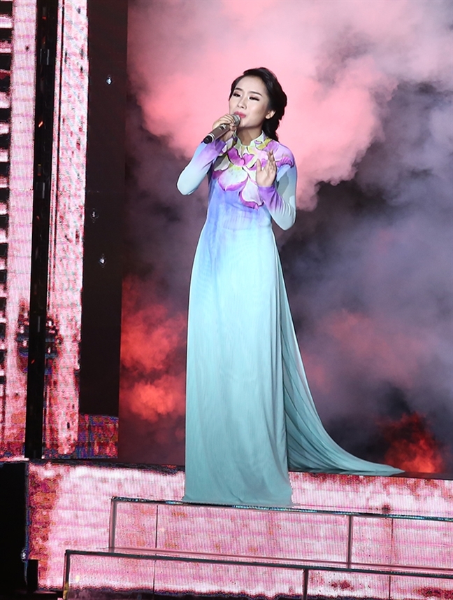 Helen Thuy dang quang Than tuong Bolero 2017: Giau vi gao, bao vi tien!