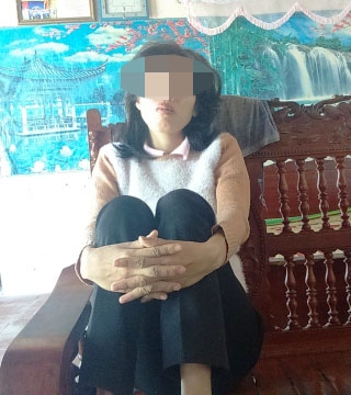 nghi con gai tam than bi ham hiep den mang thai, me vac don cau cuu hinh anh 1