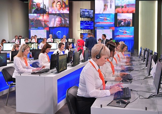  Các điện thoại viên trực câu hỏi của người dân gửi tới (Ảnh: Sputnik) 