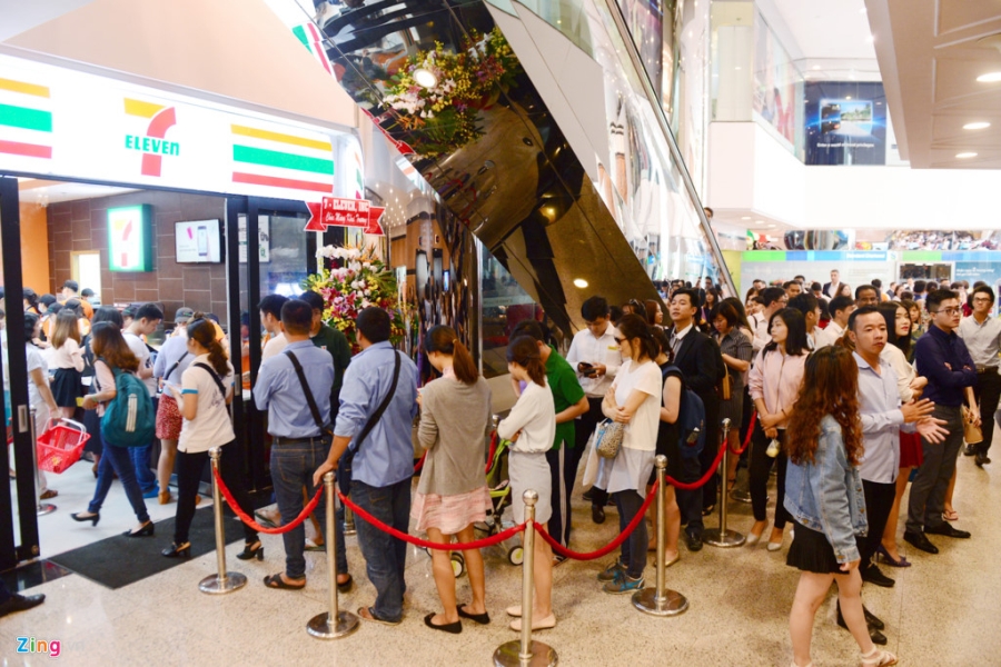 Xep hang dai mua banh mi, nuoc trai cay o 7-Eleven Sai Gon hinh anh 1