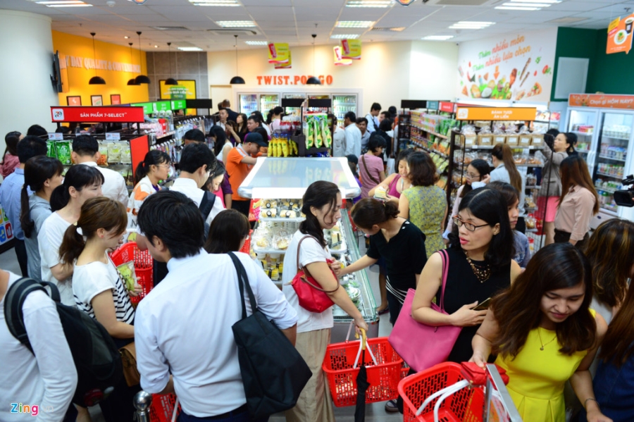 Xep hang dai mua banh mi, nuoc trai cay o 7-Eleven Sai Gon hinh anh 4