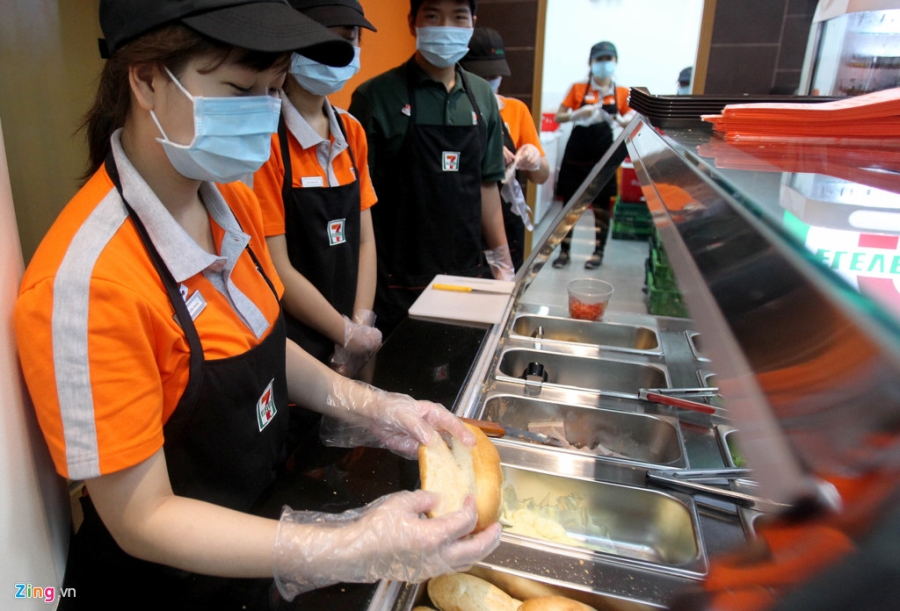 Xep hang dai mua banh mi, nuoc trai cay o 7-Eleven Sai Gon hinh anh 8