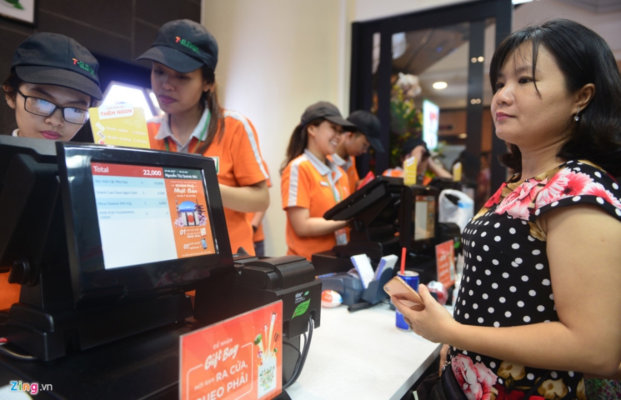 Xep hang dai mua banh mi, nuoc trai cay o 7-Eleven Sai Gon hinh anh 11